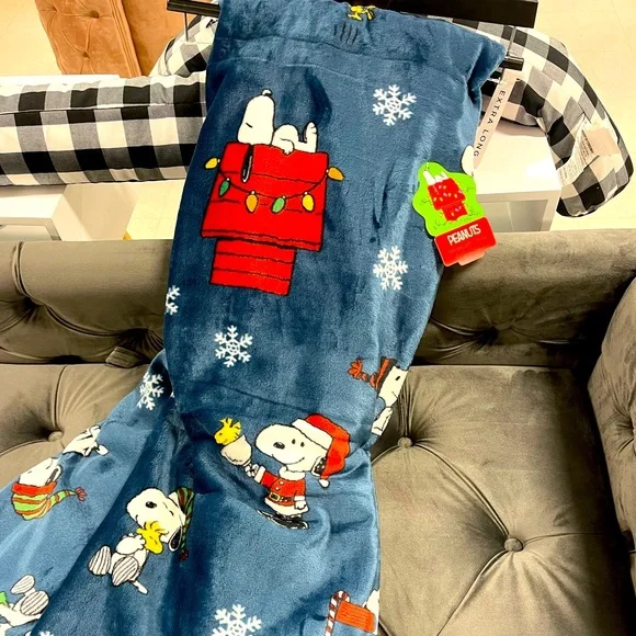 Brand new Snoopy Christmas blanket - Picture 1 of 1